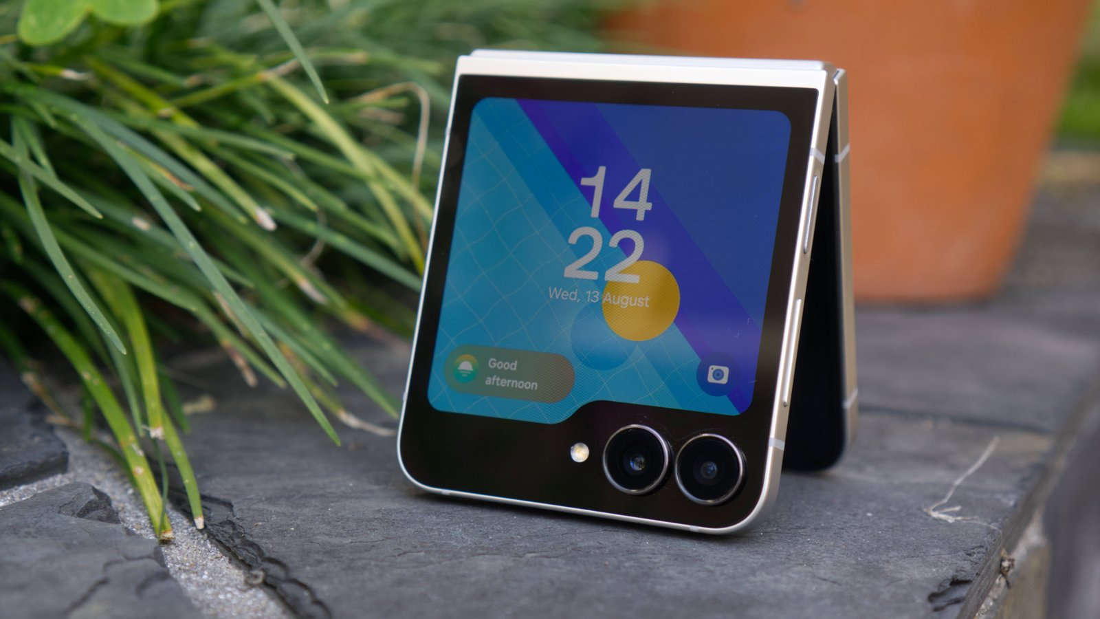 Save $200 on the already-affordable Samsung Galaxy Z Flip 7 FE