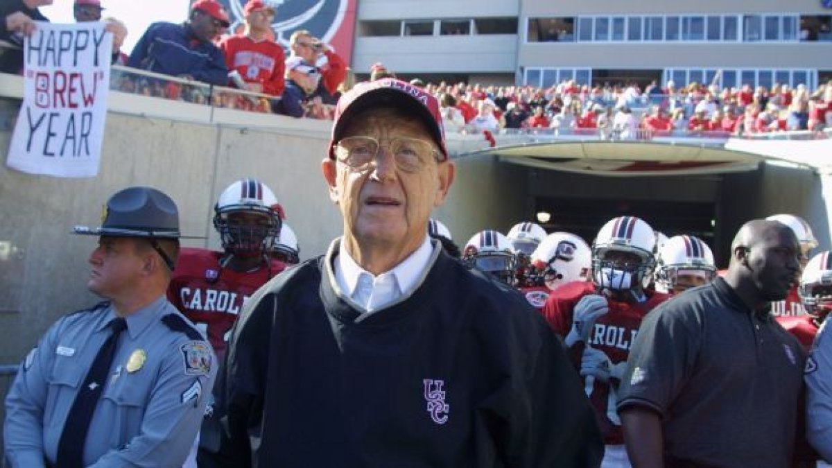 Legendary Notre Dame coach Lou Holtz dies at 89 – NBC Chicago